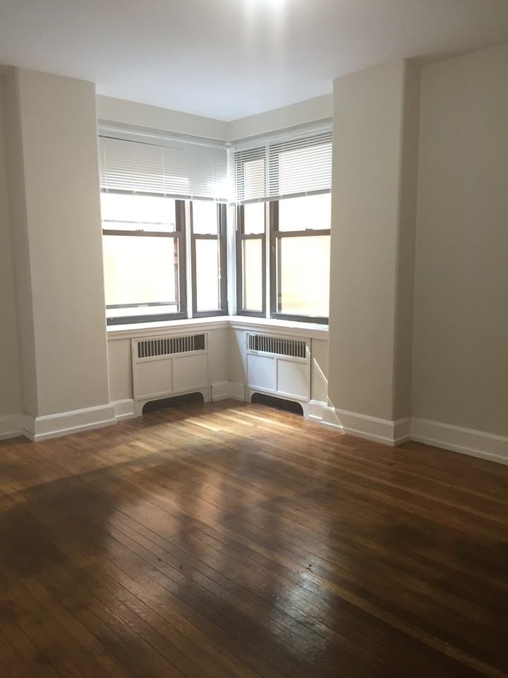 Art Deco Apartments on Lincoln Park - Photo 2 of 14
