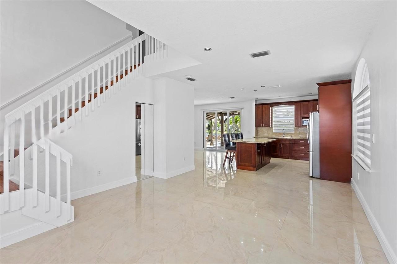15835 Nw 7th St - Photo 5 of 8