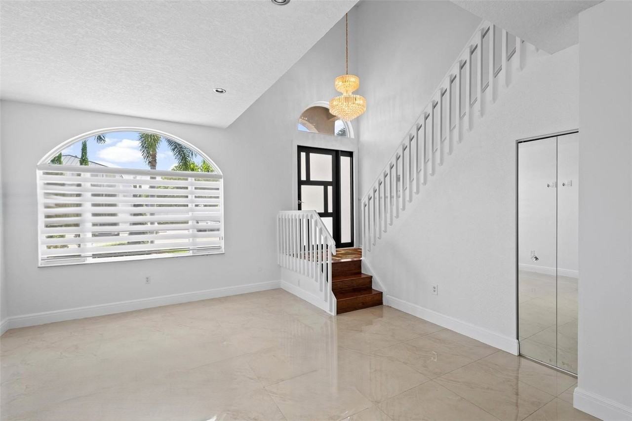15835 Nw 7th St - Photo 7 of 8