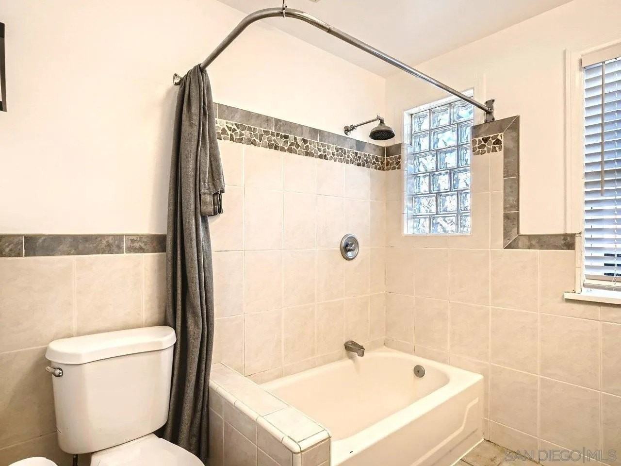 4655 Date Ave - Photo 4 of 10