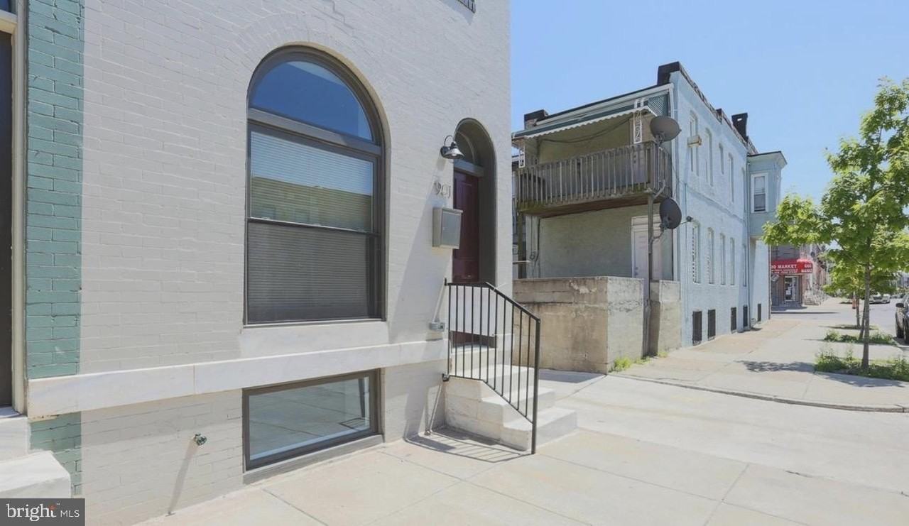 901 N Montford Ave - Photo 3 of 26