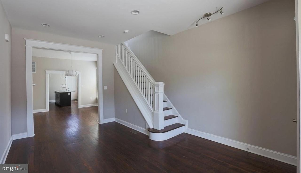 901 N Montford Ave - Photo 4 of 26