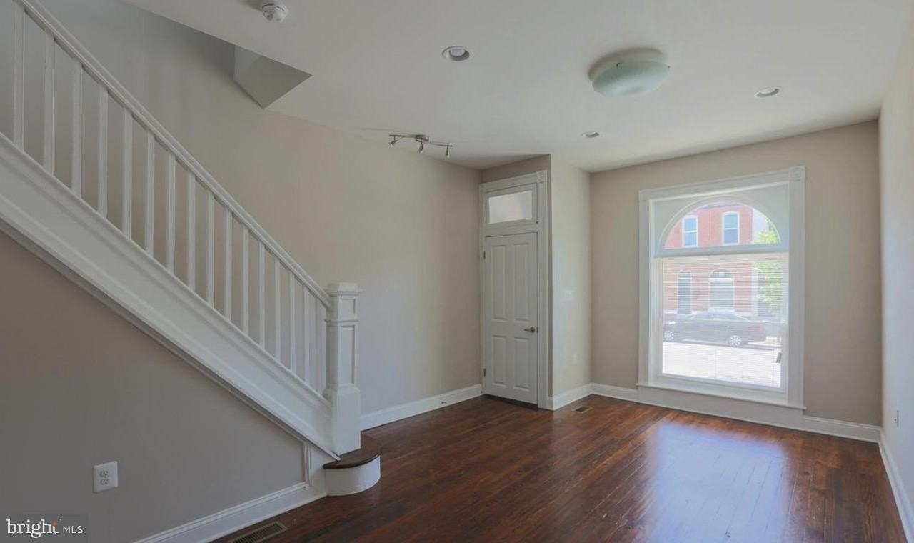 901 N Montford Ave - Photo 5 of 26