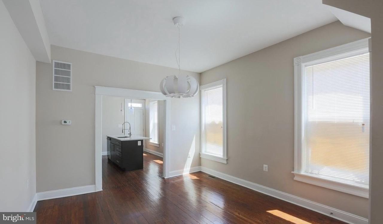 901 N Montford Ave - Photo 6 of 26