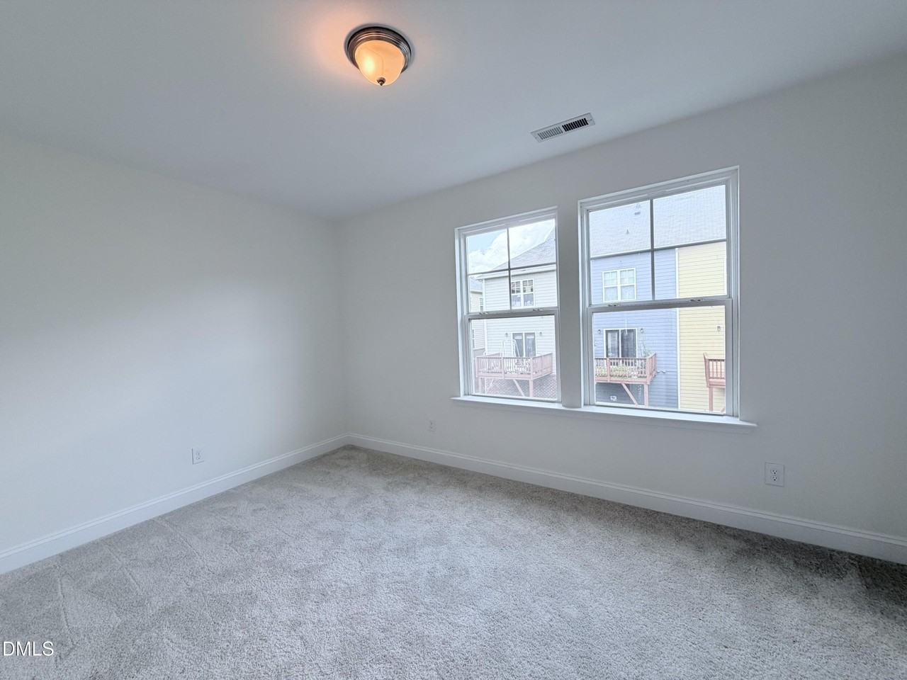 275 Michigan Ave - Photo 4 of 15