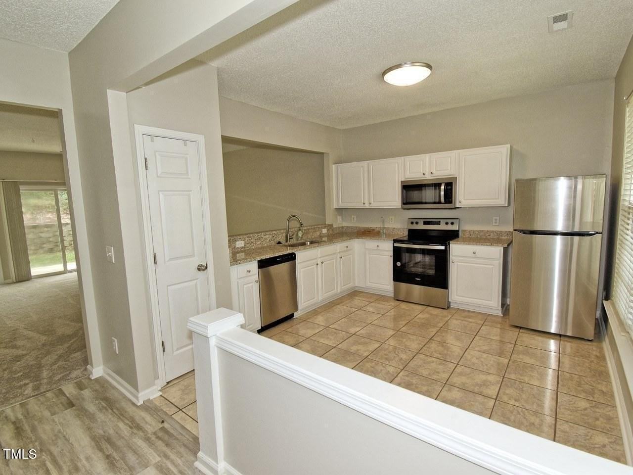 314 Canyon Lake Cir - Photo 2 of 28
