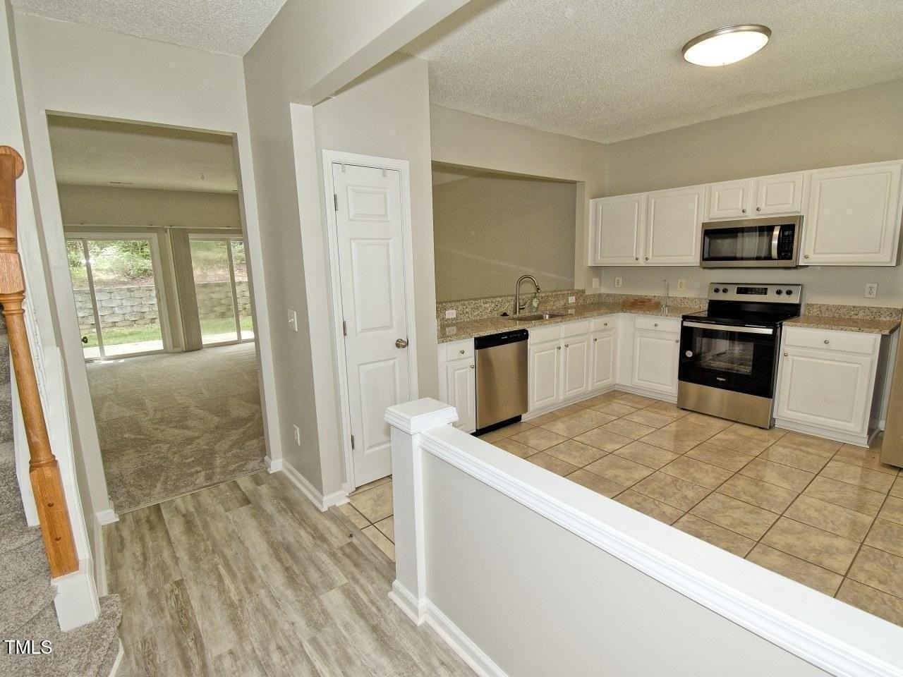 314 Canyon Lake Cir - Photo 3 of 28