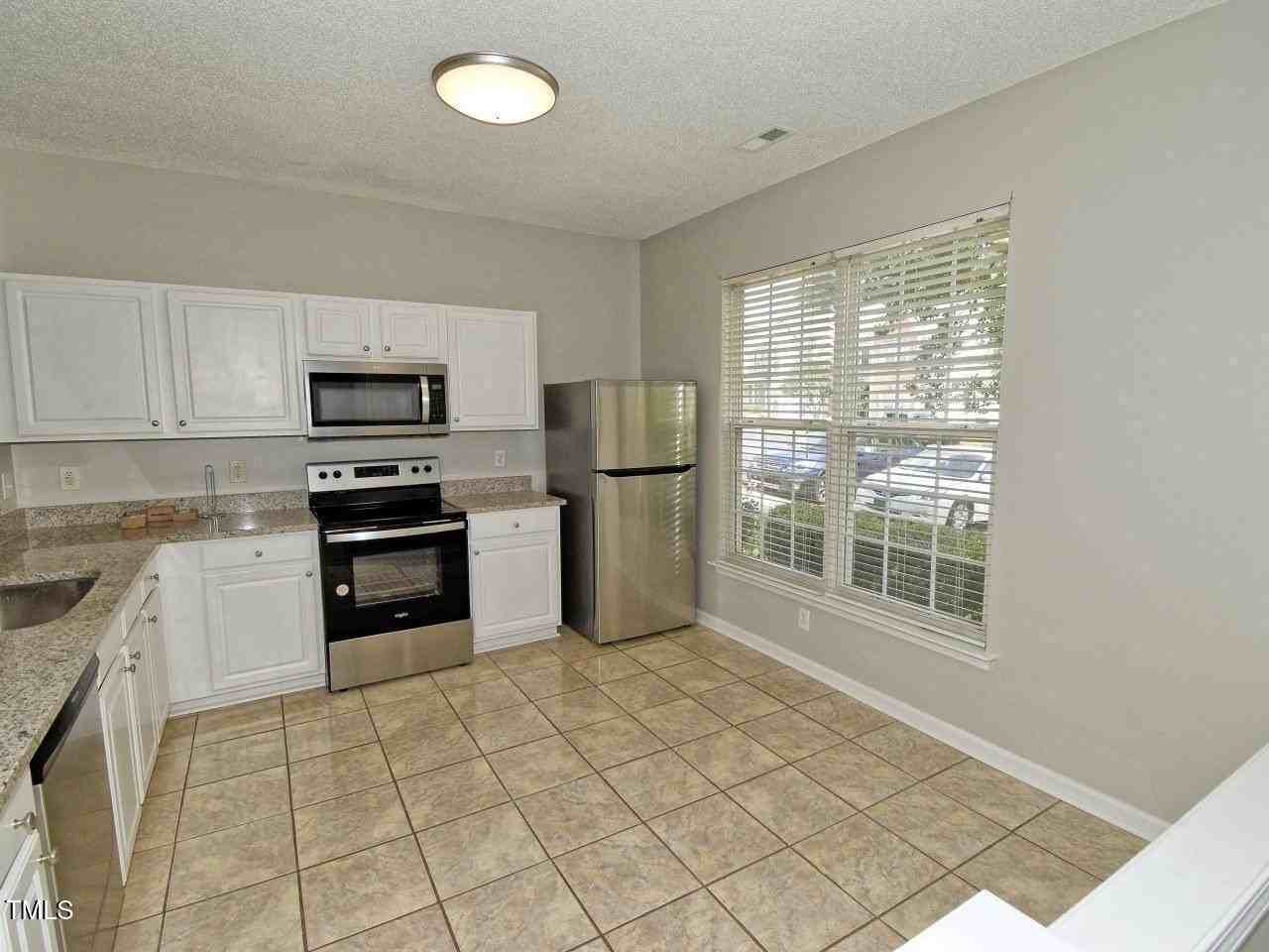 314 Canyon Lake Cir - Photo 4 of 28