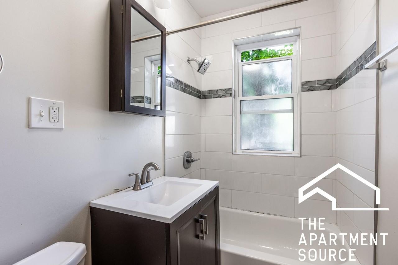 4220 N Clark St #1 - Photo 5 of 15