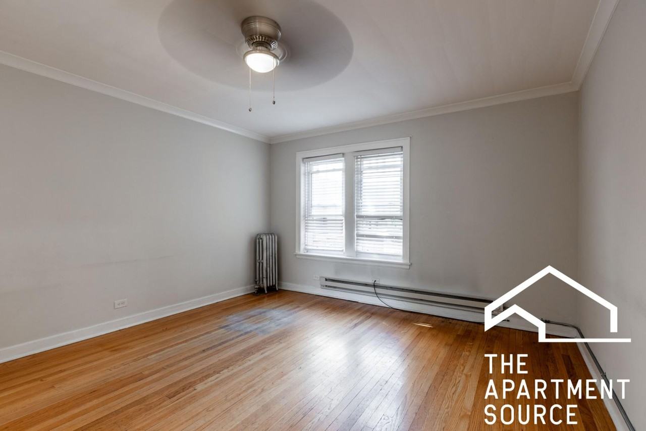 4220 N Clark St #1 - Photo 6 of 15