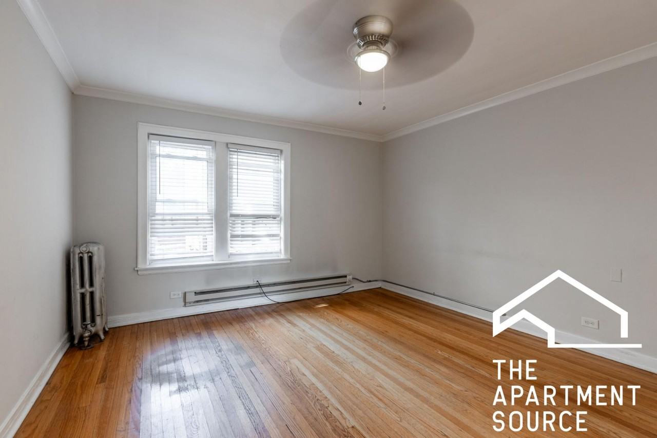 4220 N Clark St #1 - Photo 7 of 15