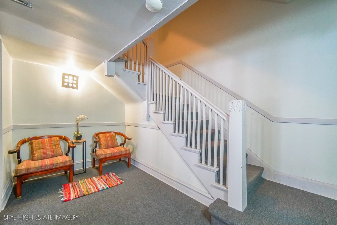 6720 S Paxton Ave - Photo 2 of 18