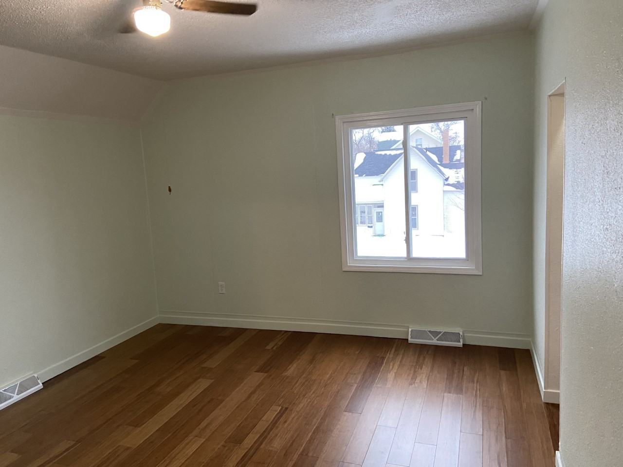 105 1st Ave Sw - Photo 3 of 6