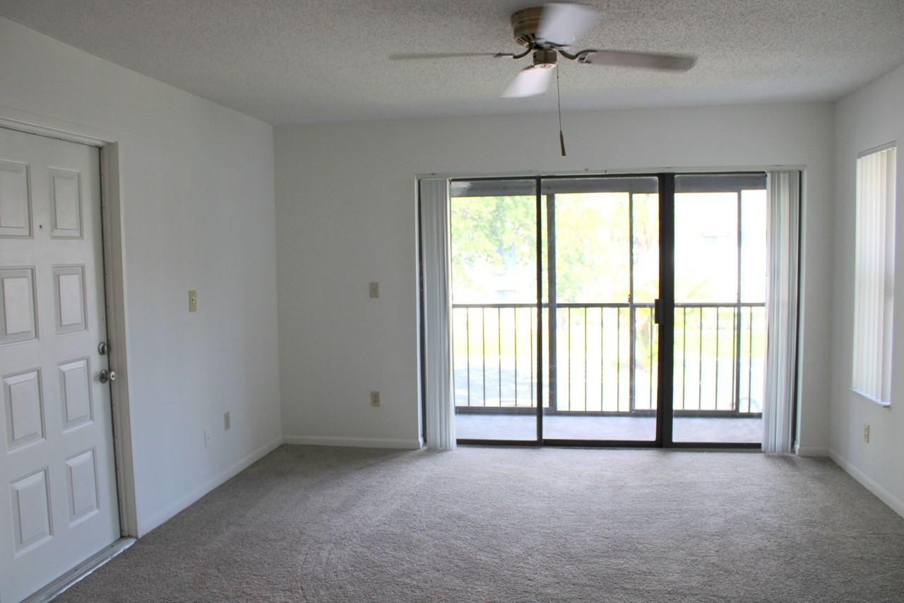 952 Courtyard Ln - Photo 7 of 28