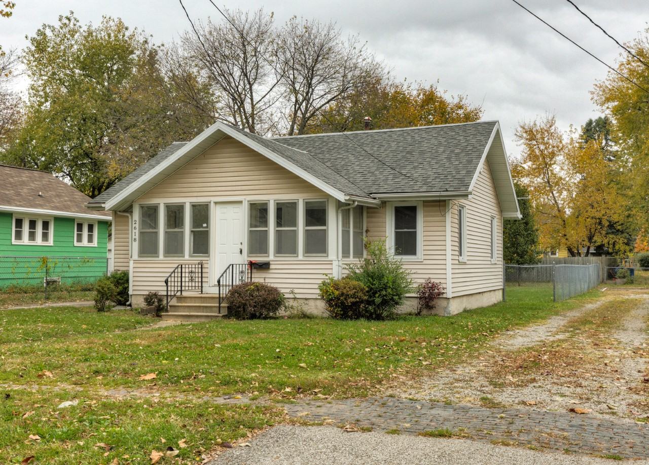 2618 E Grand Ave - Photo 2 of 17