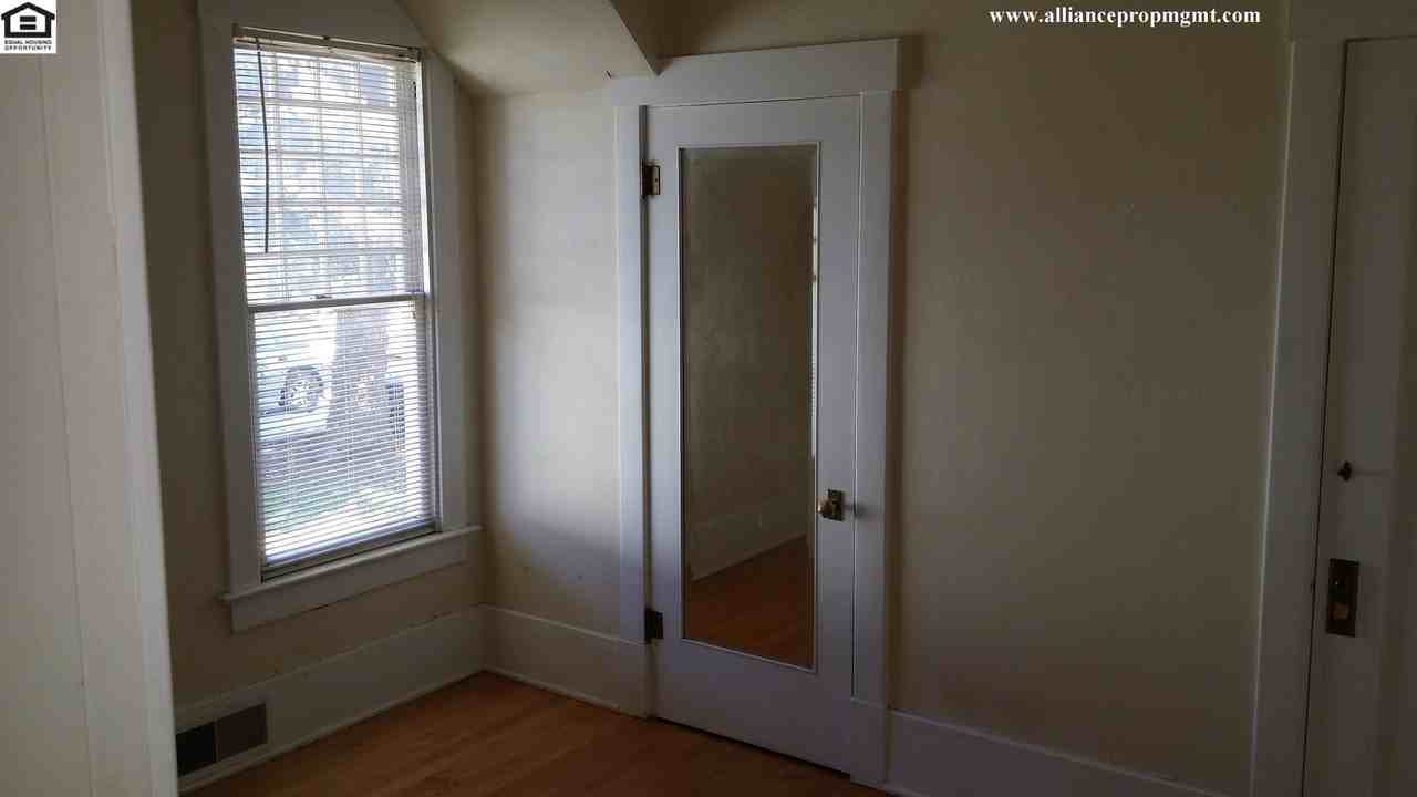 709 S 16th Ave - Photo 2 of 10