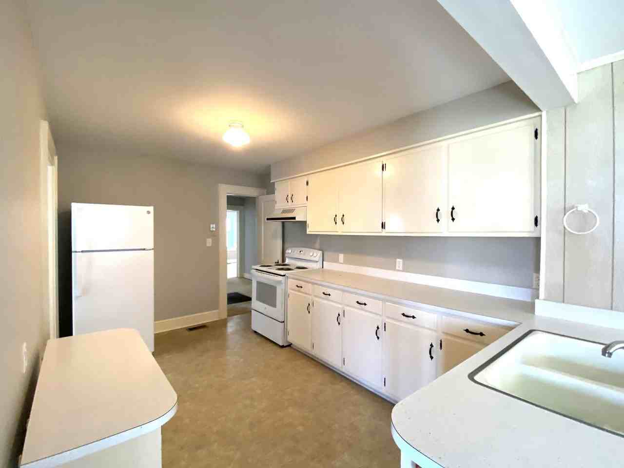 207 S Melville St - Photo 3 of 9