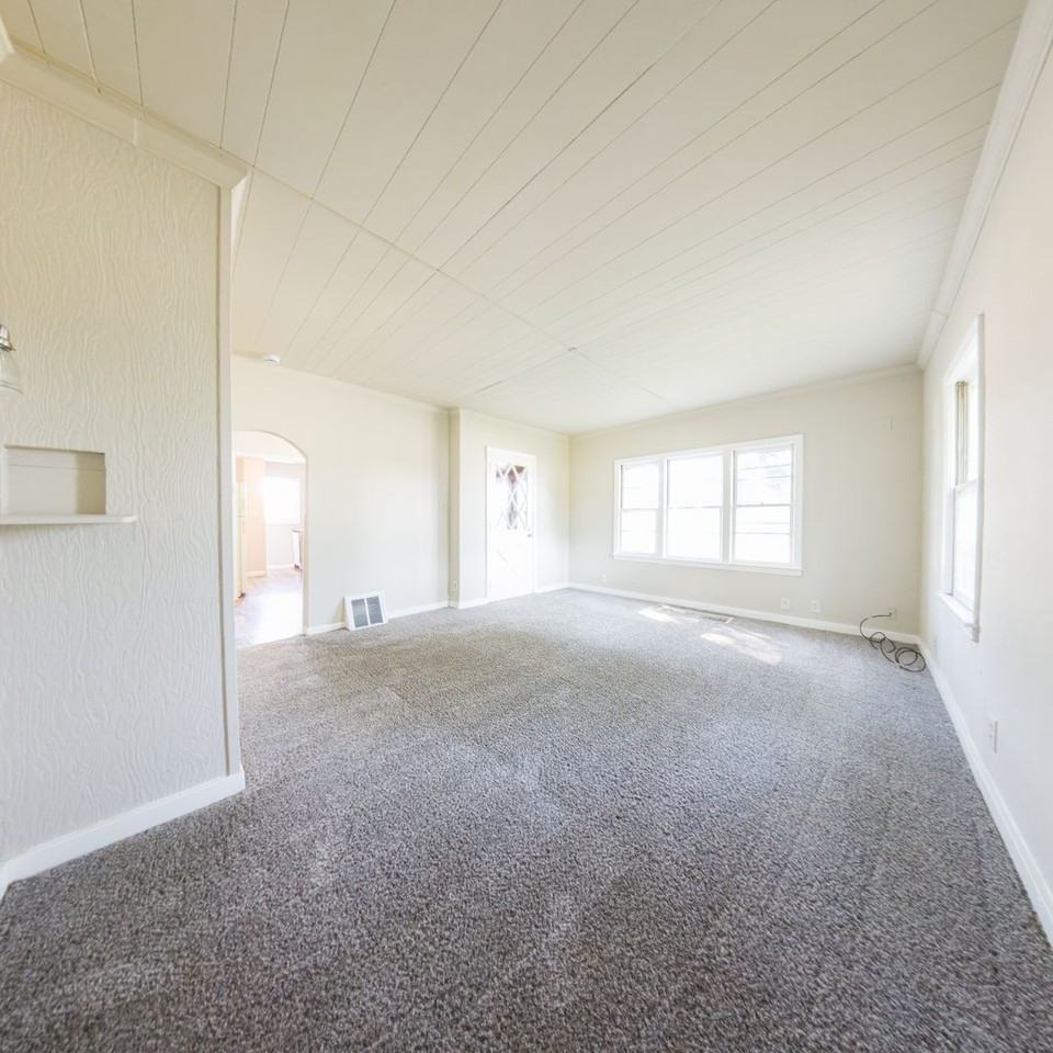 302 Porter Ave - Photo 3 of 17
