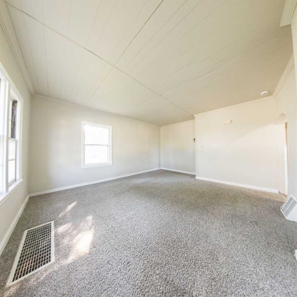 302 Porter Ave - Photo 4 of 17