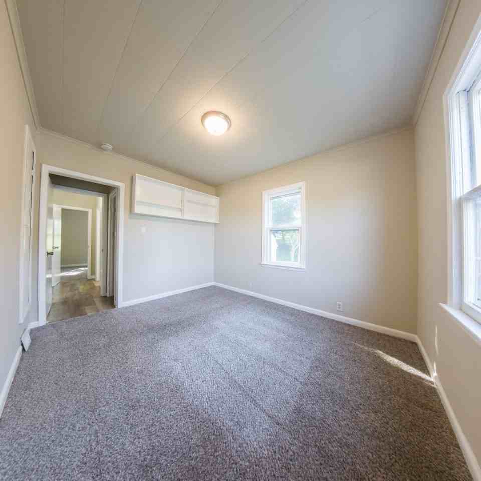 302 Porter Ave - Photo 7 of 17