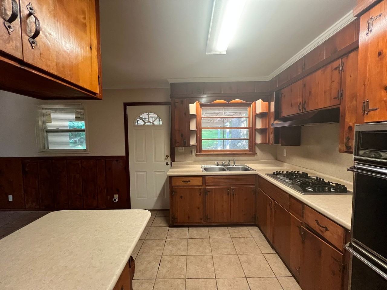 1720 Yarbrough St - Photo 4 of 11