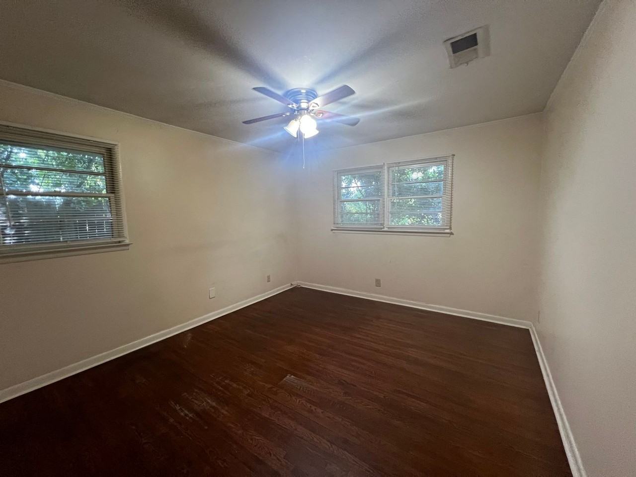 1720 Yarbrough St - Photo 7 of 11