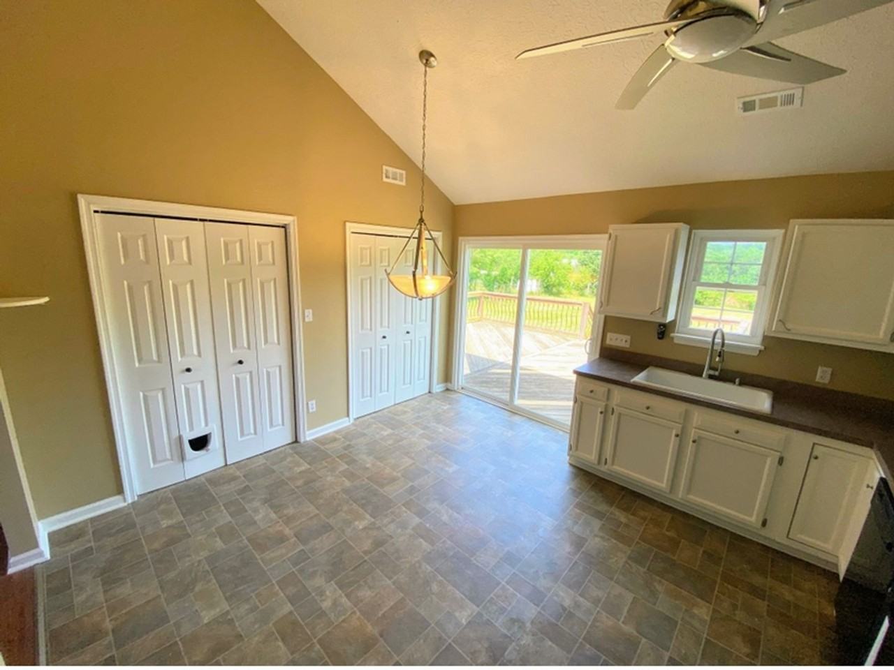 597 Jefferson Manor Dr - Photo 4 of 12