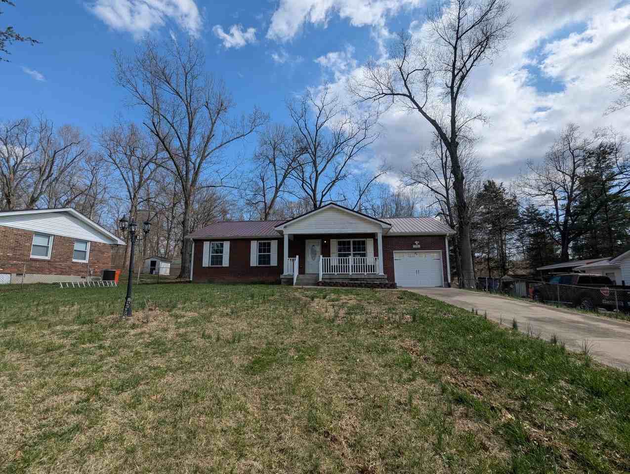 398 Pinewood Dr - Photo 2 of 16