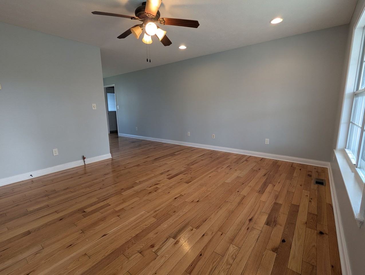 398 Pinewood Dr - Photo 4 of 16