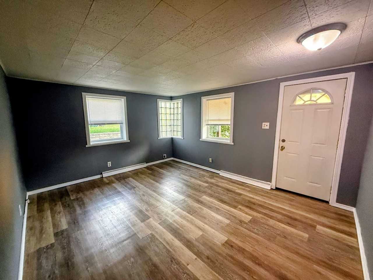221 W Way St - Photo 2 of 11