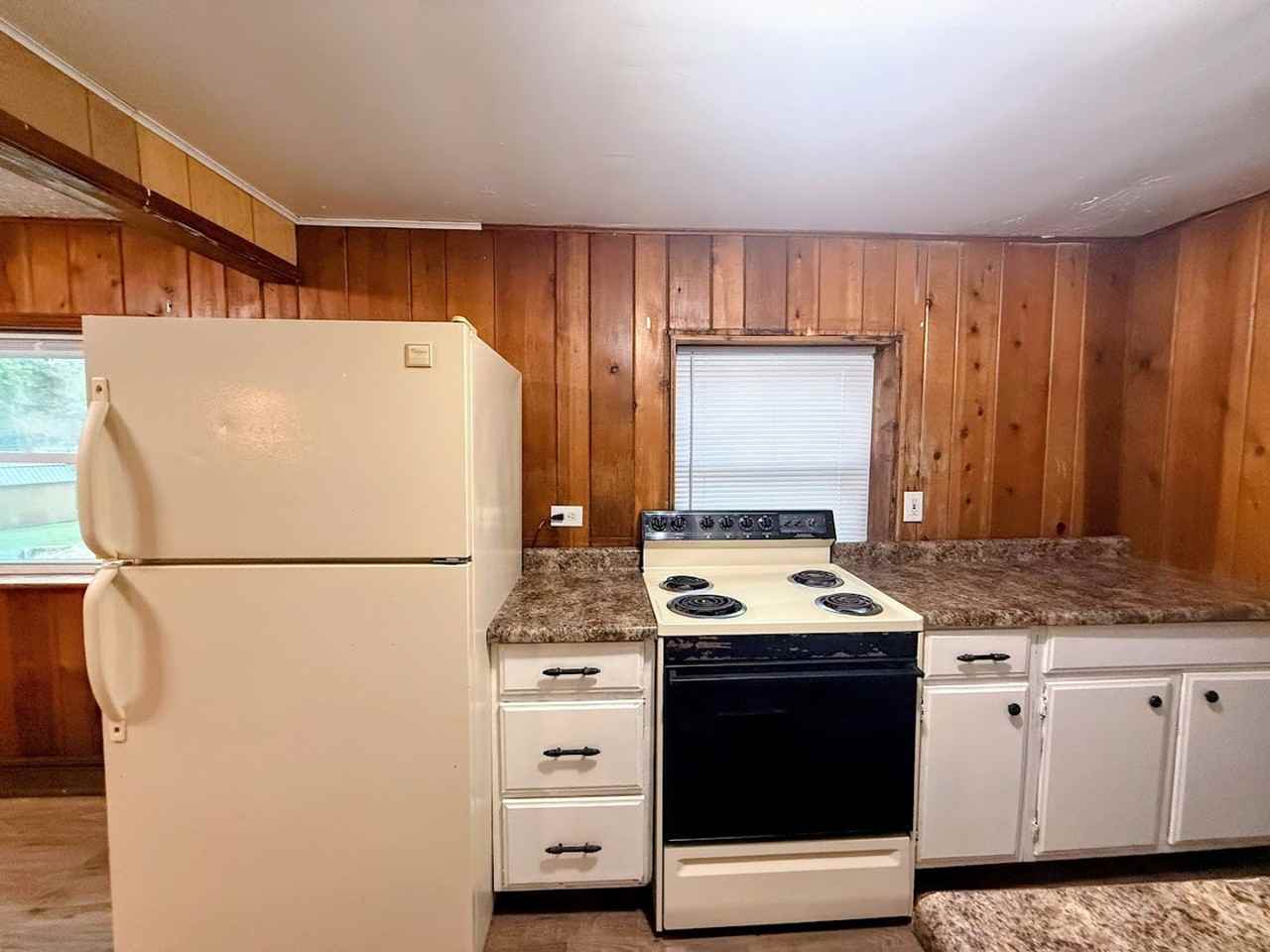 221 W Way St - Photo 3 of 11