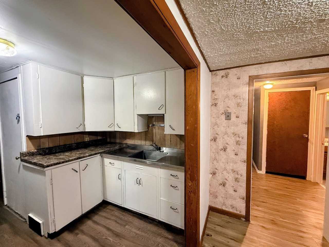 221 W Way St - Photo 5 of 11
