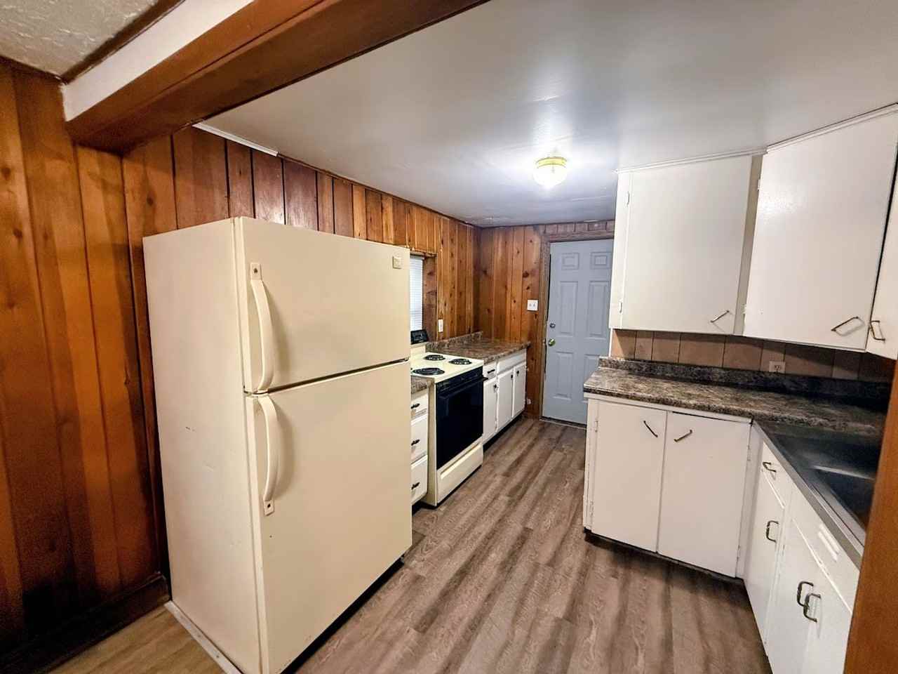 221 W Way St - Photo 6 of 11