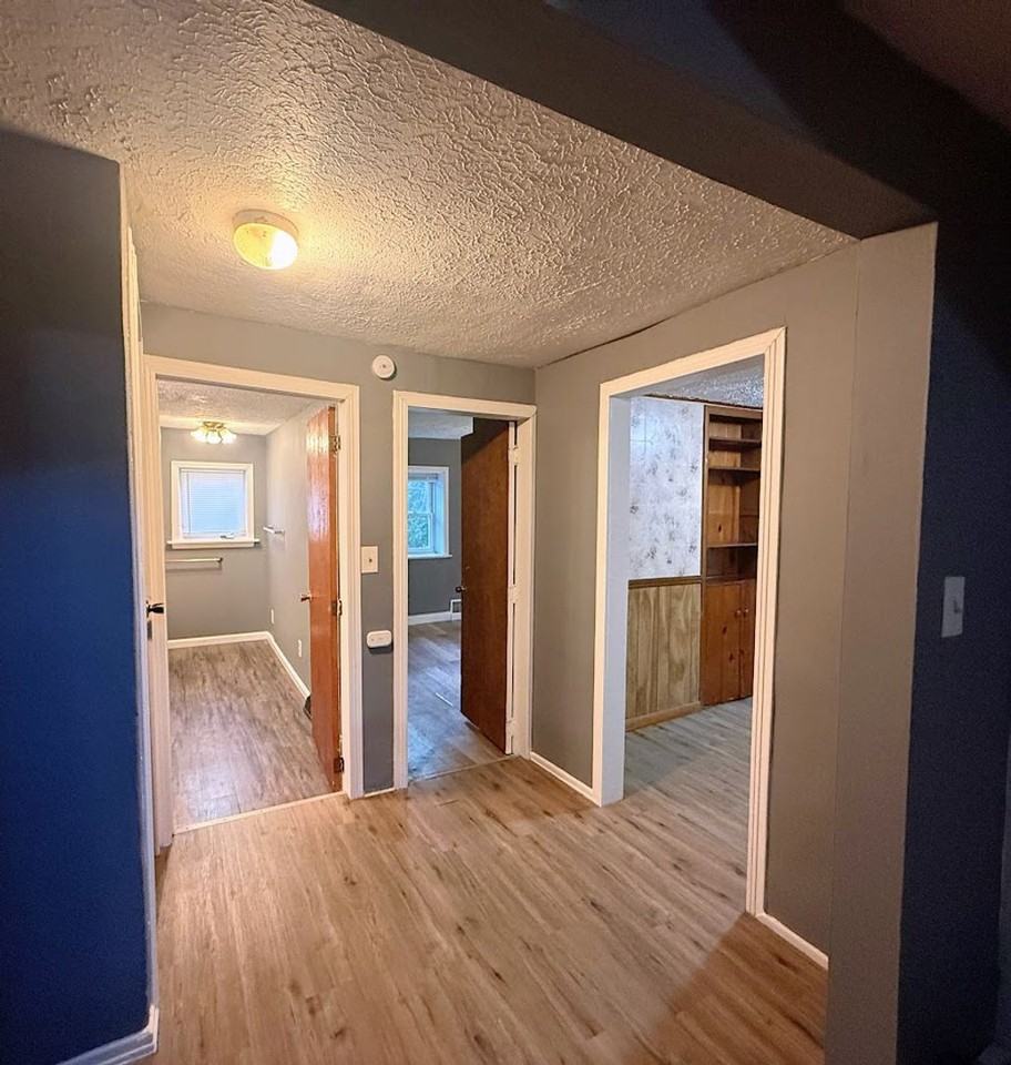 221 W Way St - Photo 7 of 11