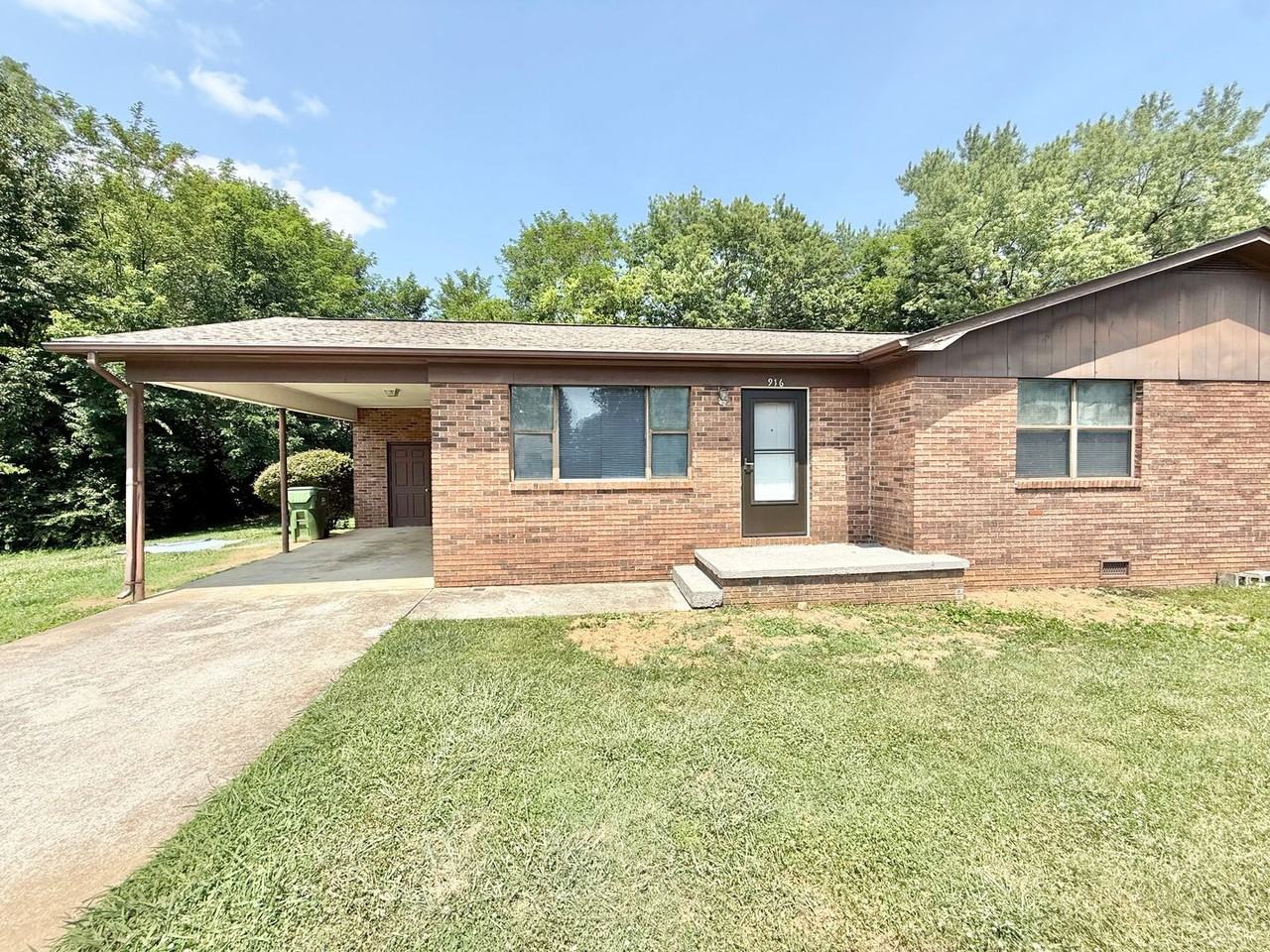 916 Brentwood Dr - Photo 2 of 13
