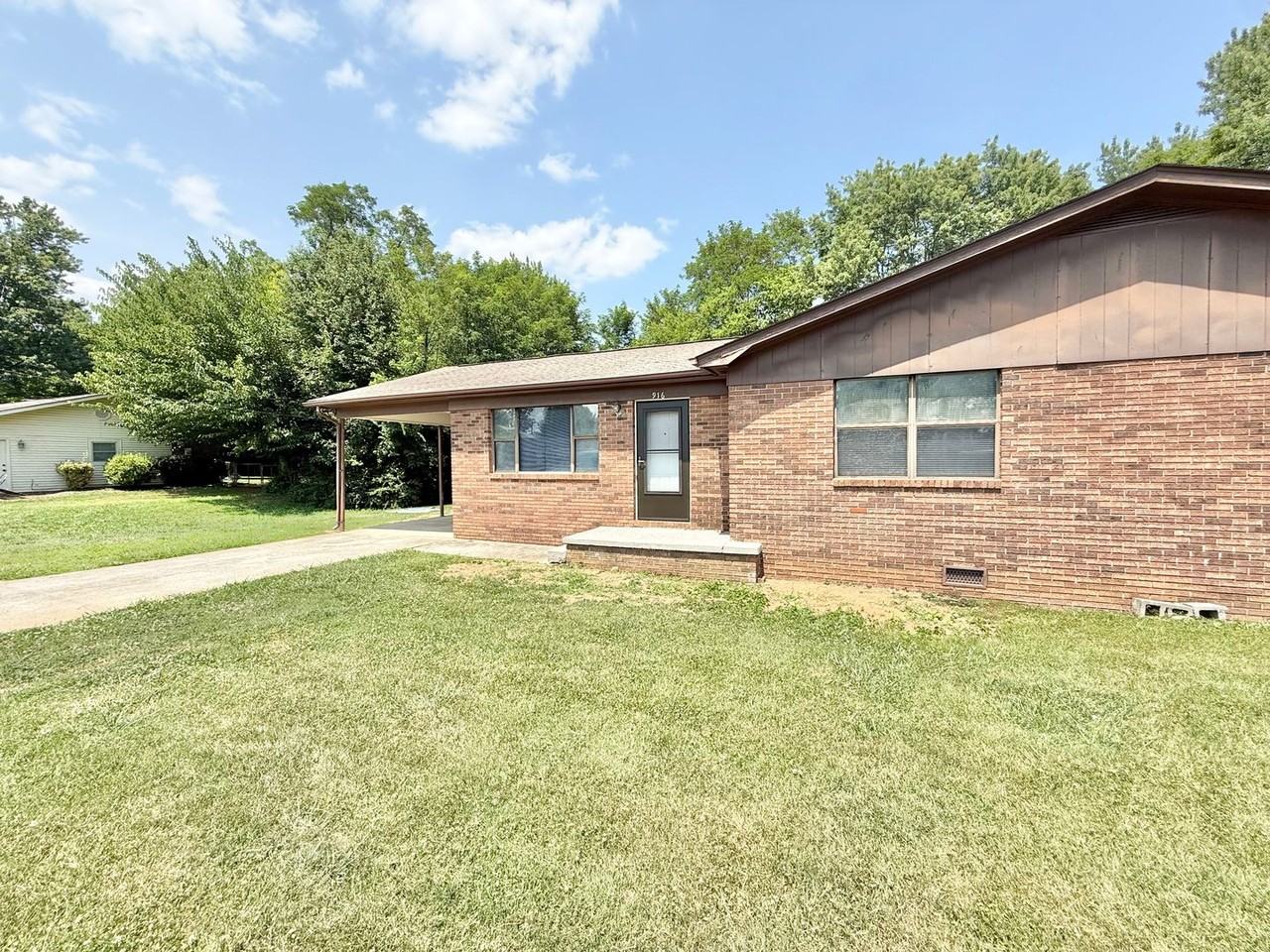 916 Brentwood Dr - Photo 3 of 13