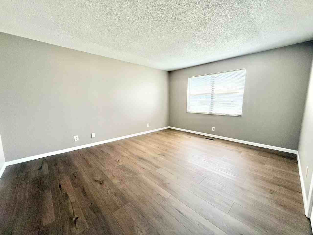 916 Brentwood Dr - Photo 7 of 13