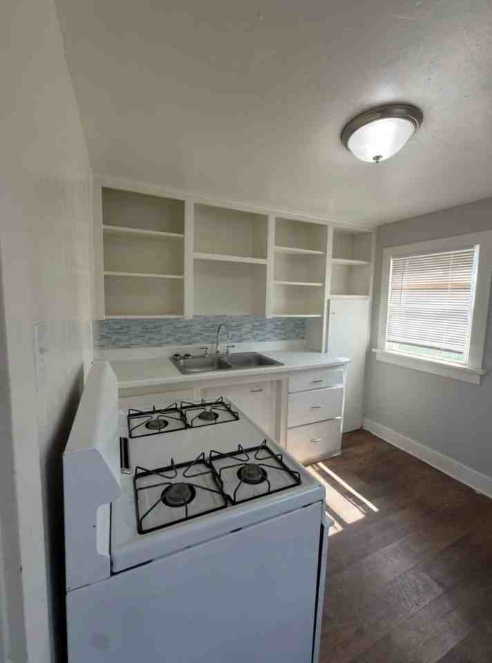 2201 23rd St - Photo 3 of 6