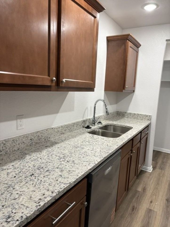 607 W Wolf St - Photo 6 of 18