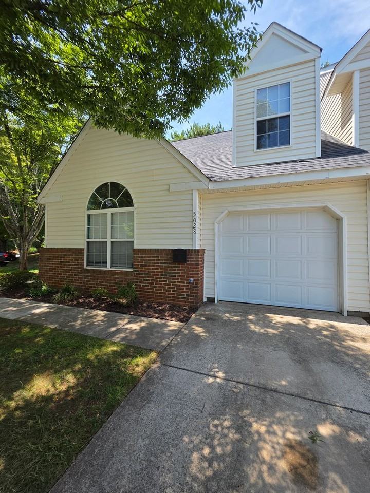 5028 Bartholomews Ln - Photo 2 of 17
