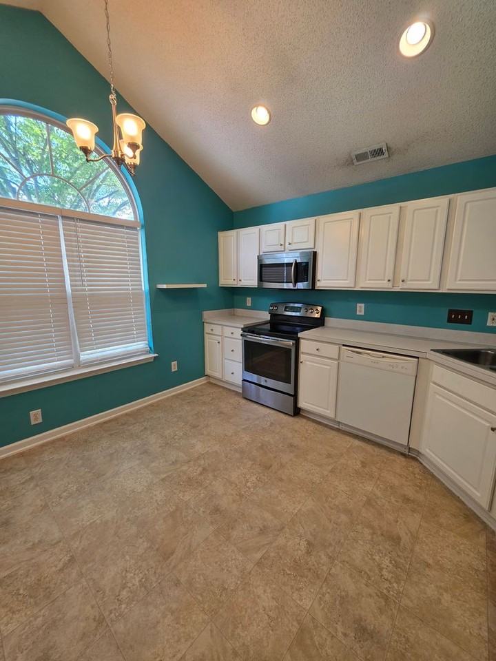 5028 Bartholomews Ln - Photo 3 of 17