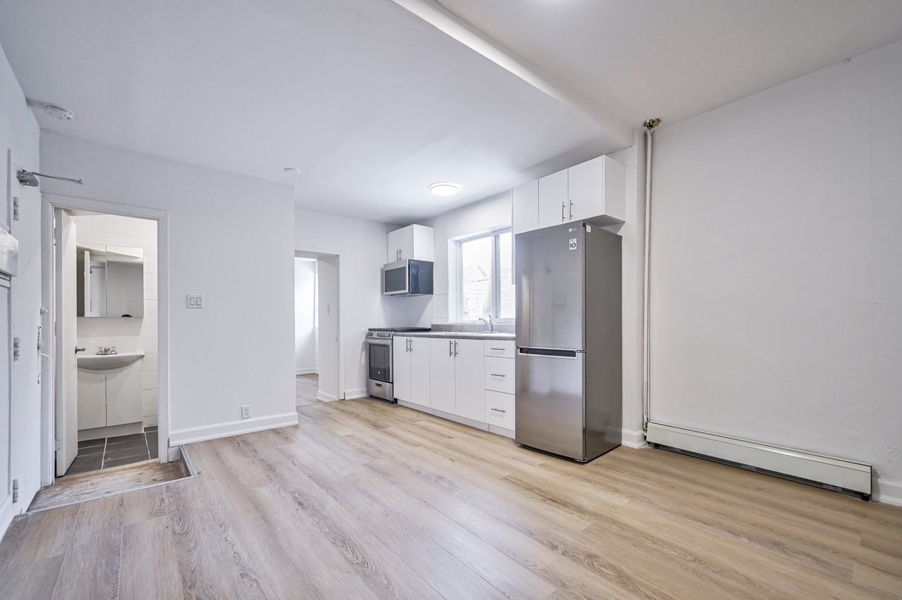 1046 Bathurst St - Photo 5 of 14