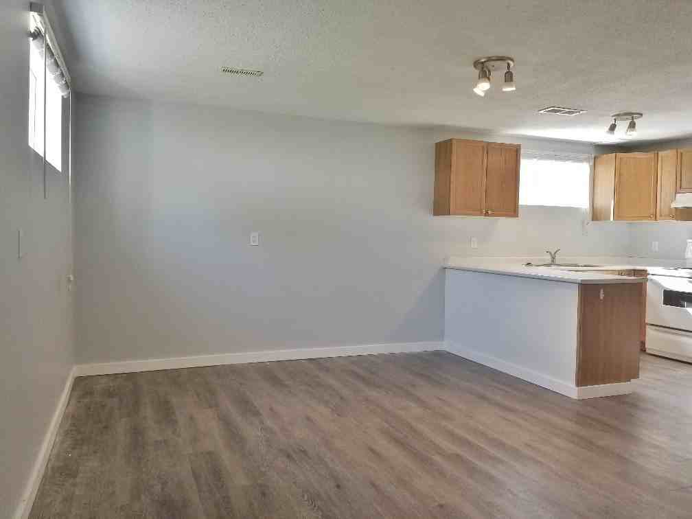 6017 52 Avenue Unit B - Photo 5 of 18