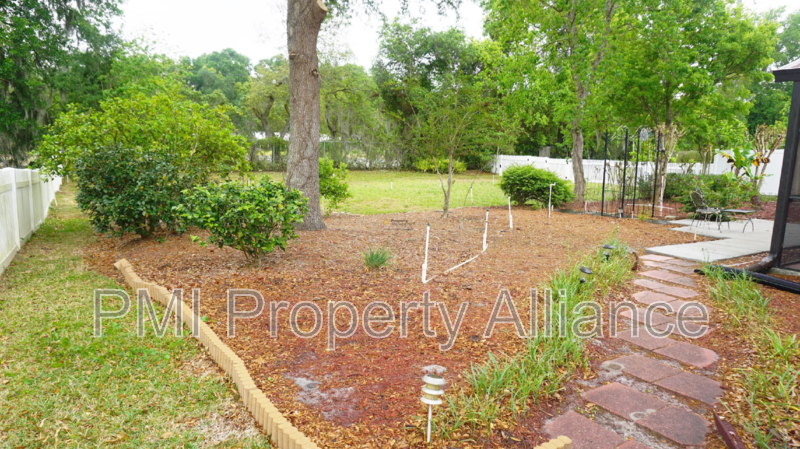1521 Parkglen Cir - Photo 3 of 23