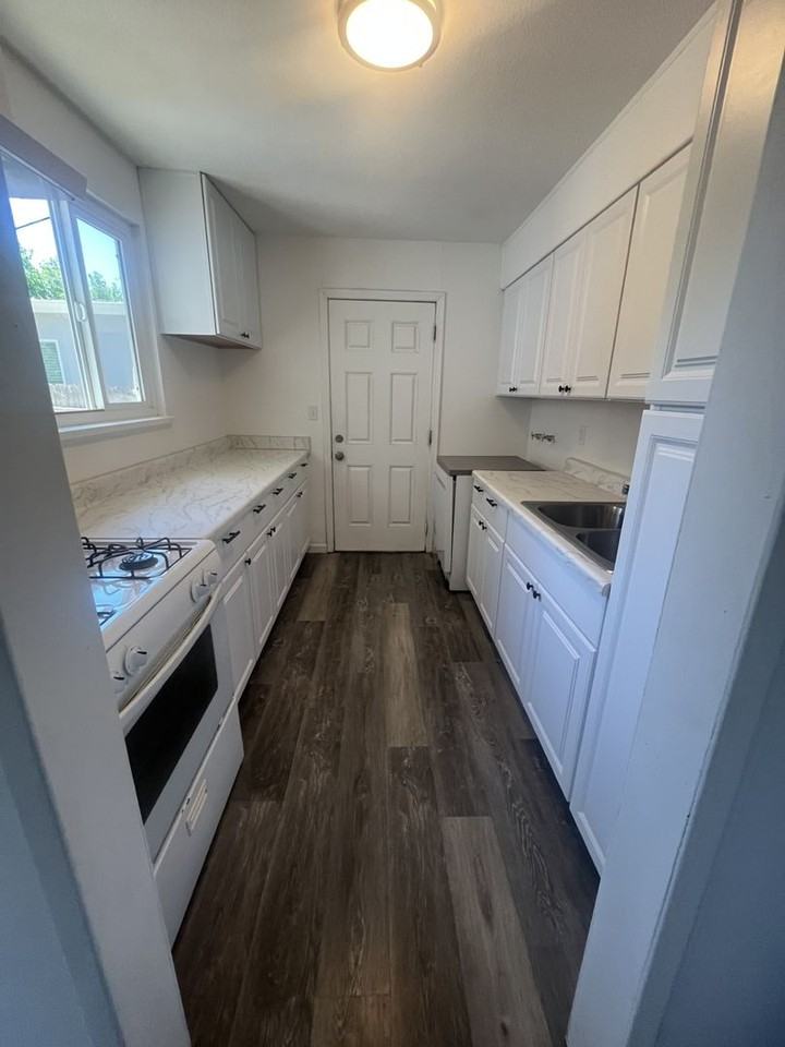 347 Jeffrey Dr - Photo 2 of 17