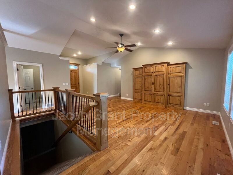 460 Lacosta Dr - Photo 3 of 16