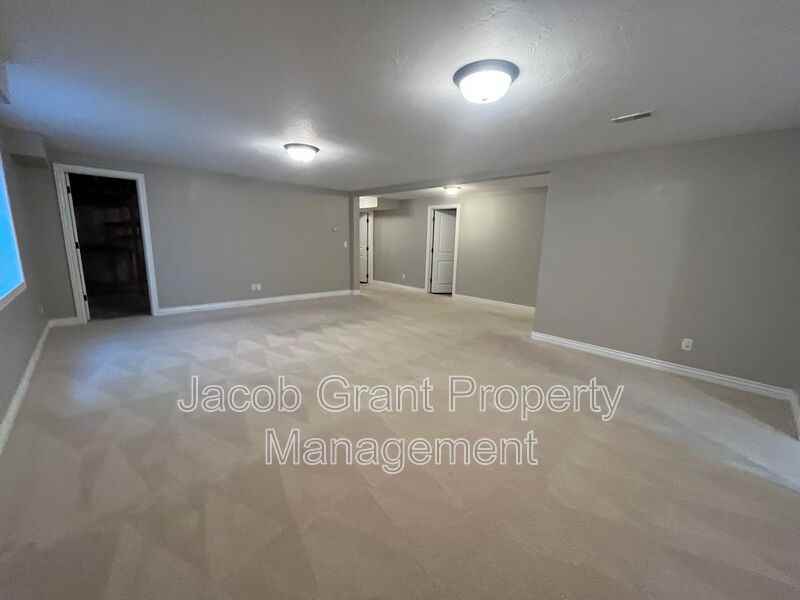 460 Lacosta Dr - Photo 4 of 16