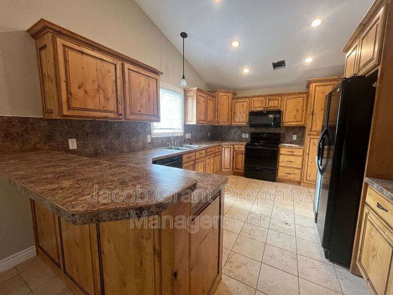 460 Lacosta Dr - Photo 5 of 16