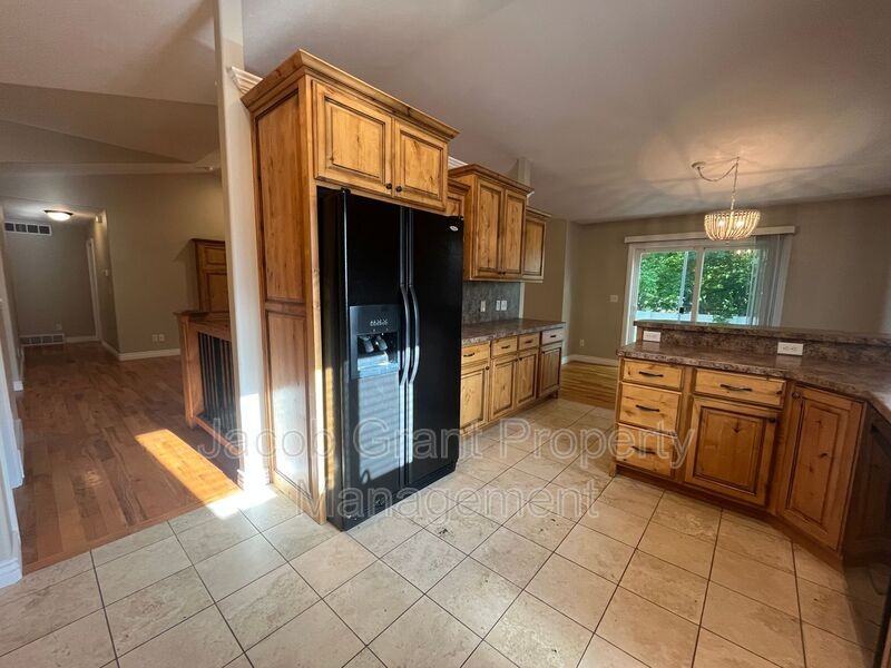 460 Lacosta Dr - Photo 6 of 16