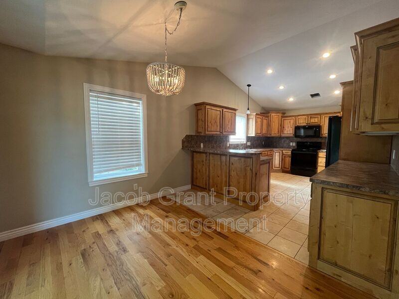 460 Lacosta Dr - Photo 7 of 16